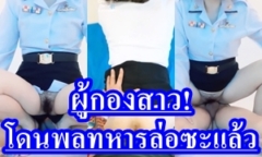 ผู้กองสาวคนงาม โดนพลทหารล่อจิ๋มคาเครื่องแบบซะแล้ว ดูคลิปเย็ดเอากันในเวลาราชการ ทำไงได้คนมั